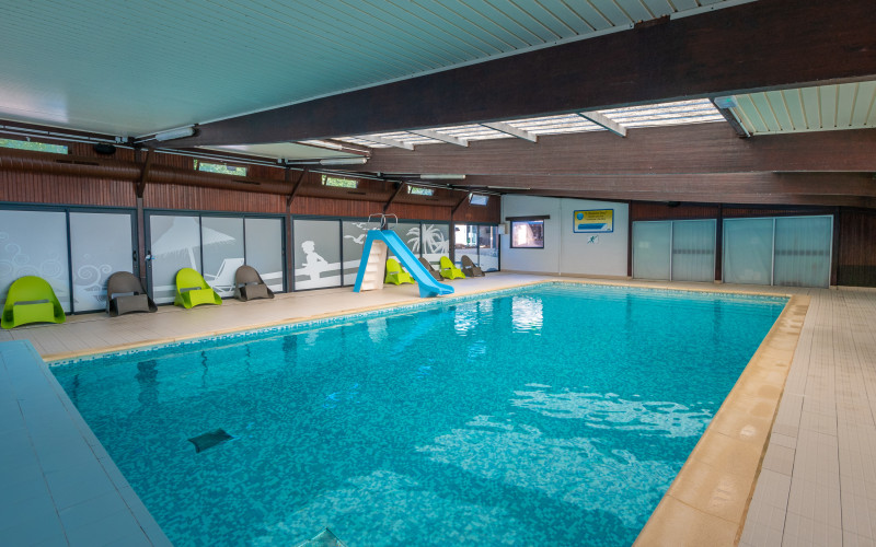 Piscine intérieure de notre camping au Grau-du-Roi