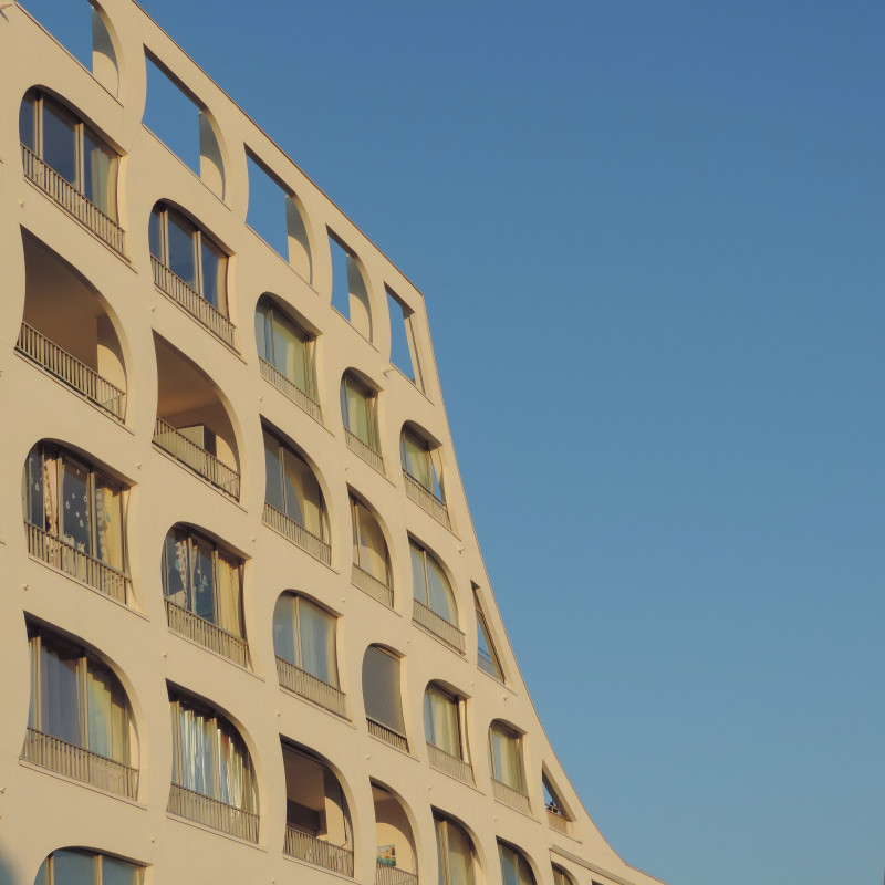 Architecture d'un immeuble à Port-Camargue (crédit photo : Marie P sur Unsplash)